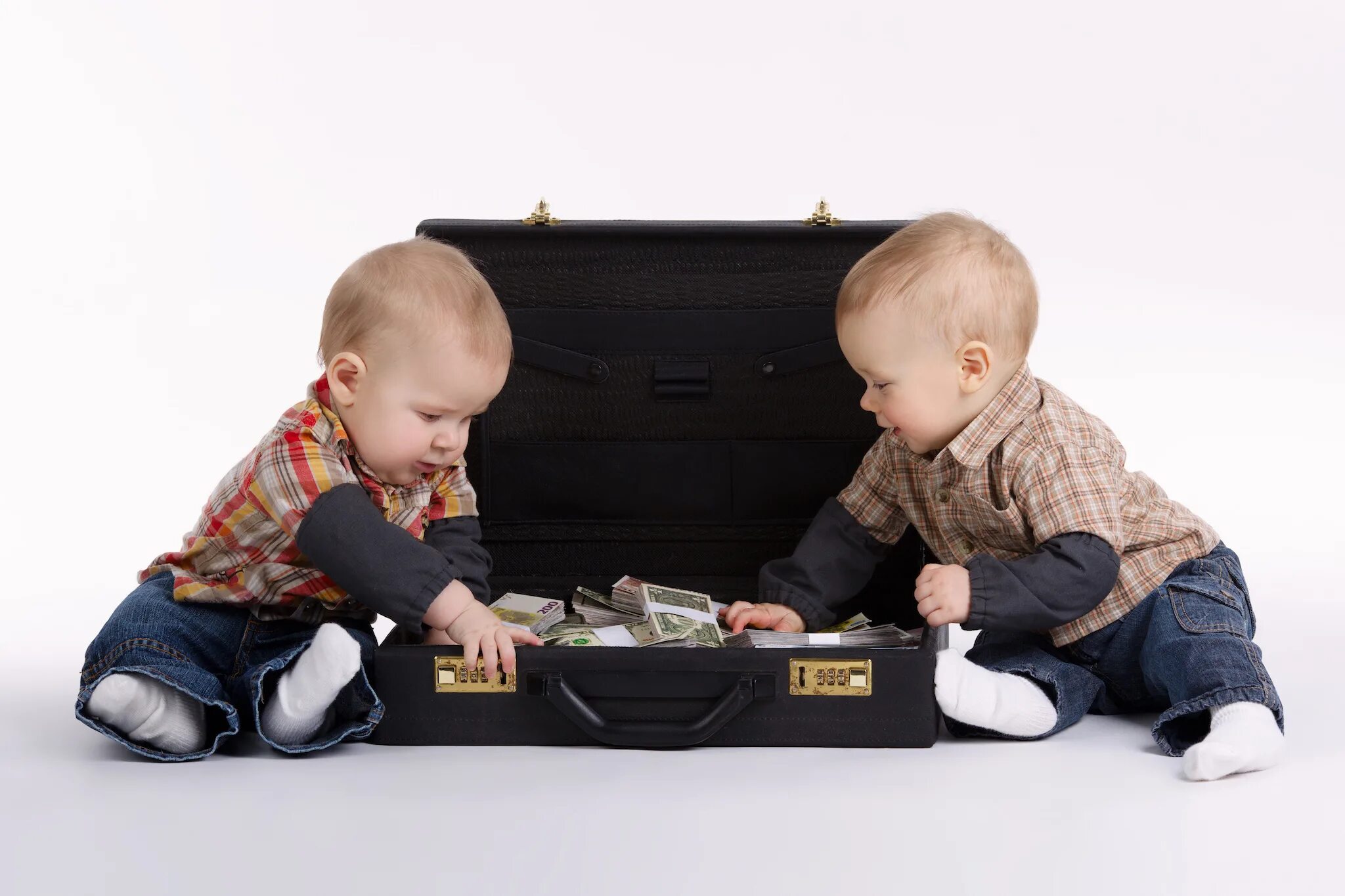 Будилка отзывы. Младенец с чемоданом денег. Дети несут стол. Ивантер плюс. Фото ребёнка с чемоданом денег.
