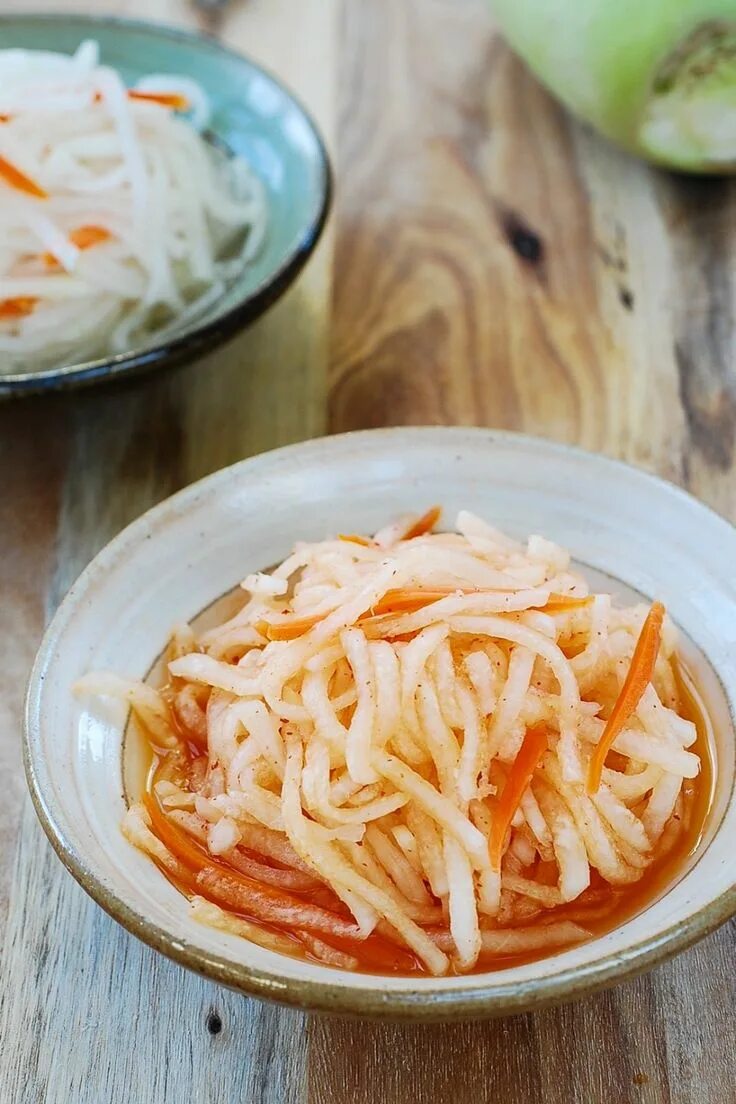 Салаты из дайкона корейские. Маринованная редька китайская. Салат из корейской редьки. Корейский соус из дайкона. Белая корейская капуста.