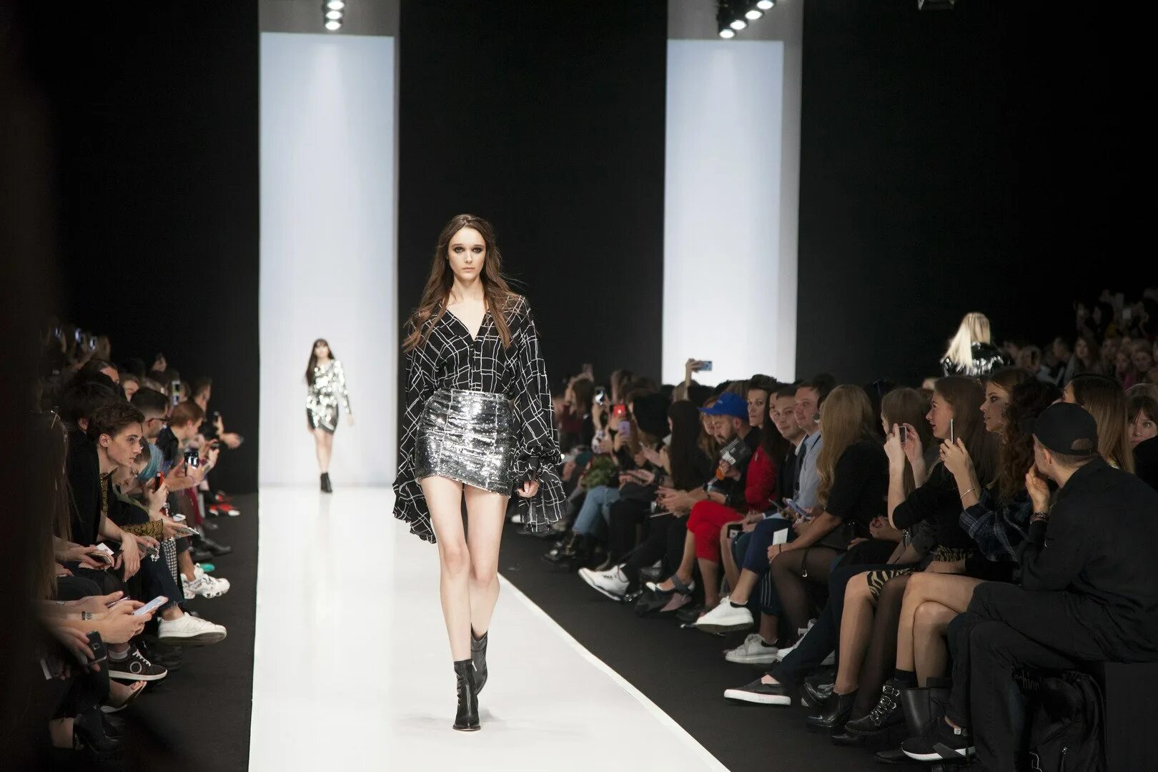 Fashion подиум. Fashion подиум. Модный показ. Модель на подиуме. Fashion подиум.