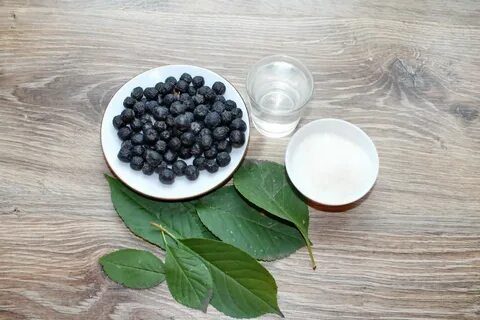 Черноплодная рябина с листьями вишни
