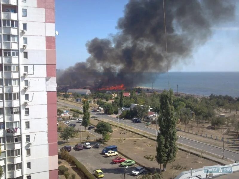 Город Южный под Одессой. Пожар в Южном городе. Южный Одесская область сейчас. Обстрел склада Южный Одесская область.