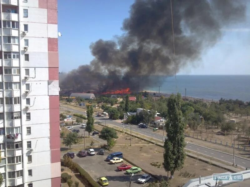 Одесская обл сегодня. Город Южный под Одессой. Пожар в Южном городе. Южный Одесская область сейчас. Обстрел склада Южный Одесская область.