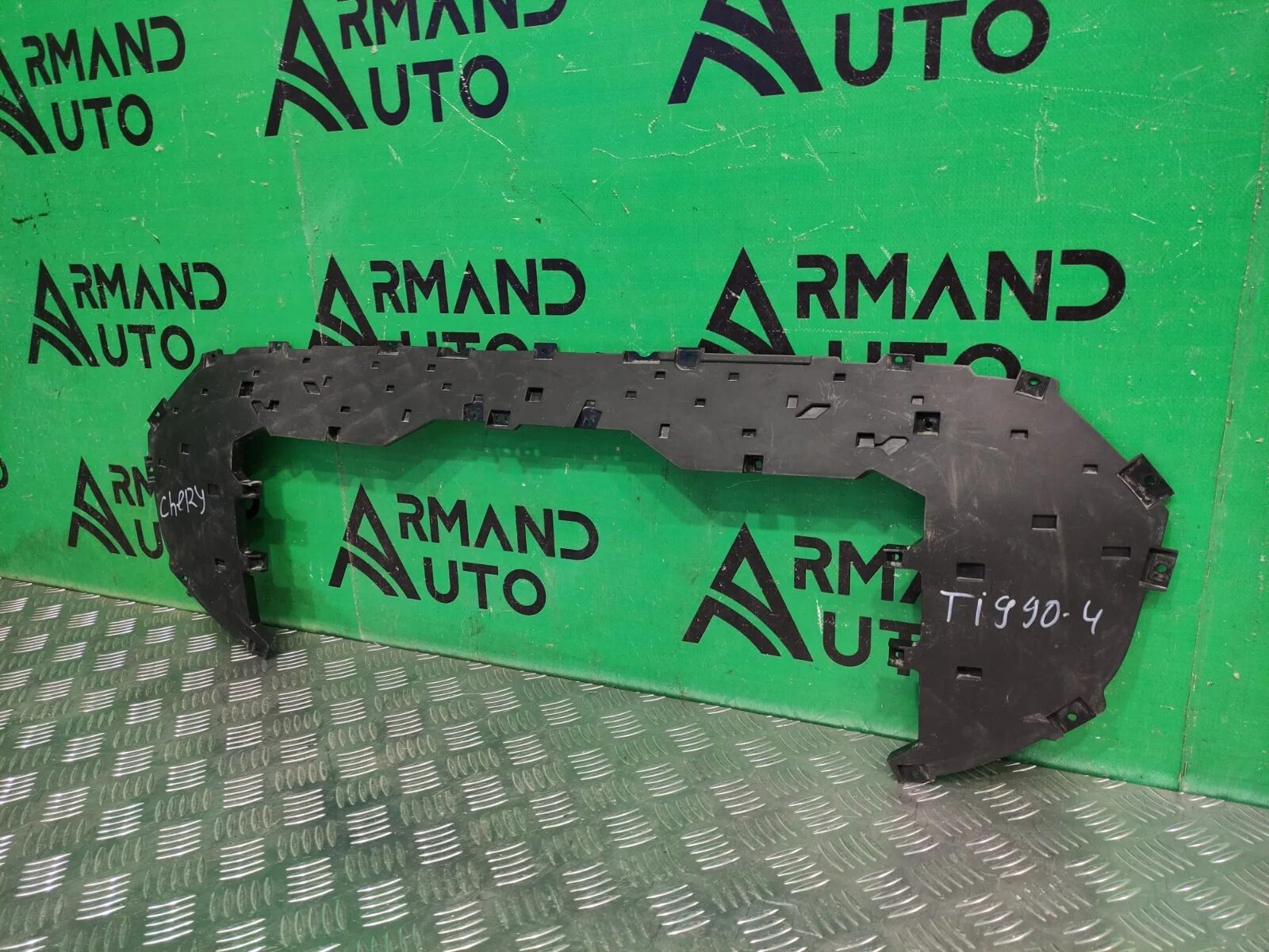 Кронштейн решетки радиатора. Кронштейн решетки радиатора лц300. Кронштейн решетки акцент. Центральный кронштейн решетки радиатора лц300. Кронштейн решетки 1118.