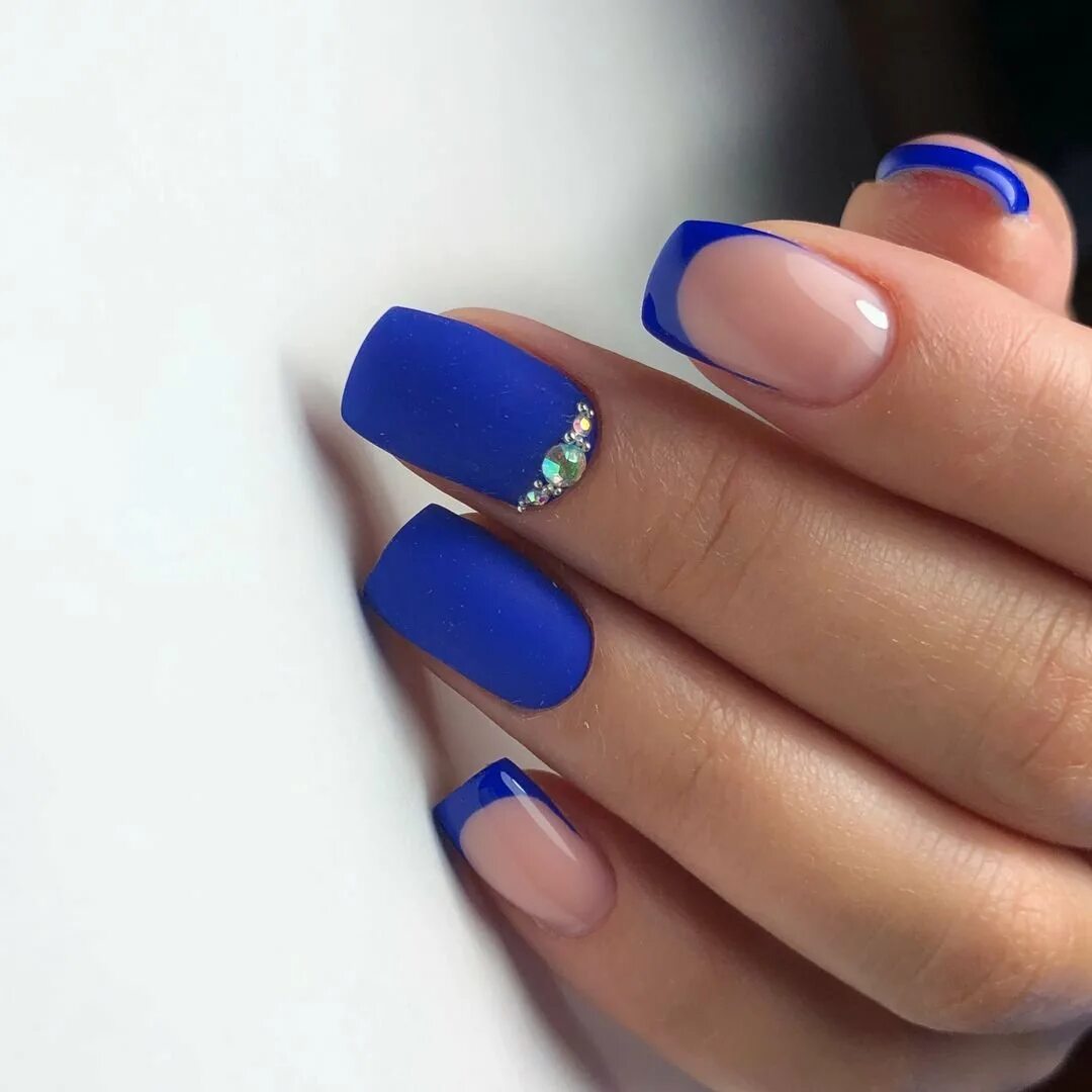 Ногти короткие синий дизайн. Синий френч 2022 квадрат. Синие ногти. Маникюр синего цвета. Синий маникюр на короткие.