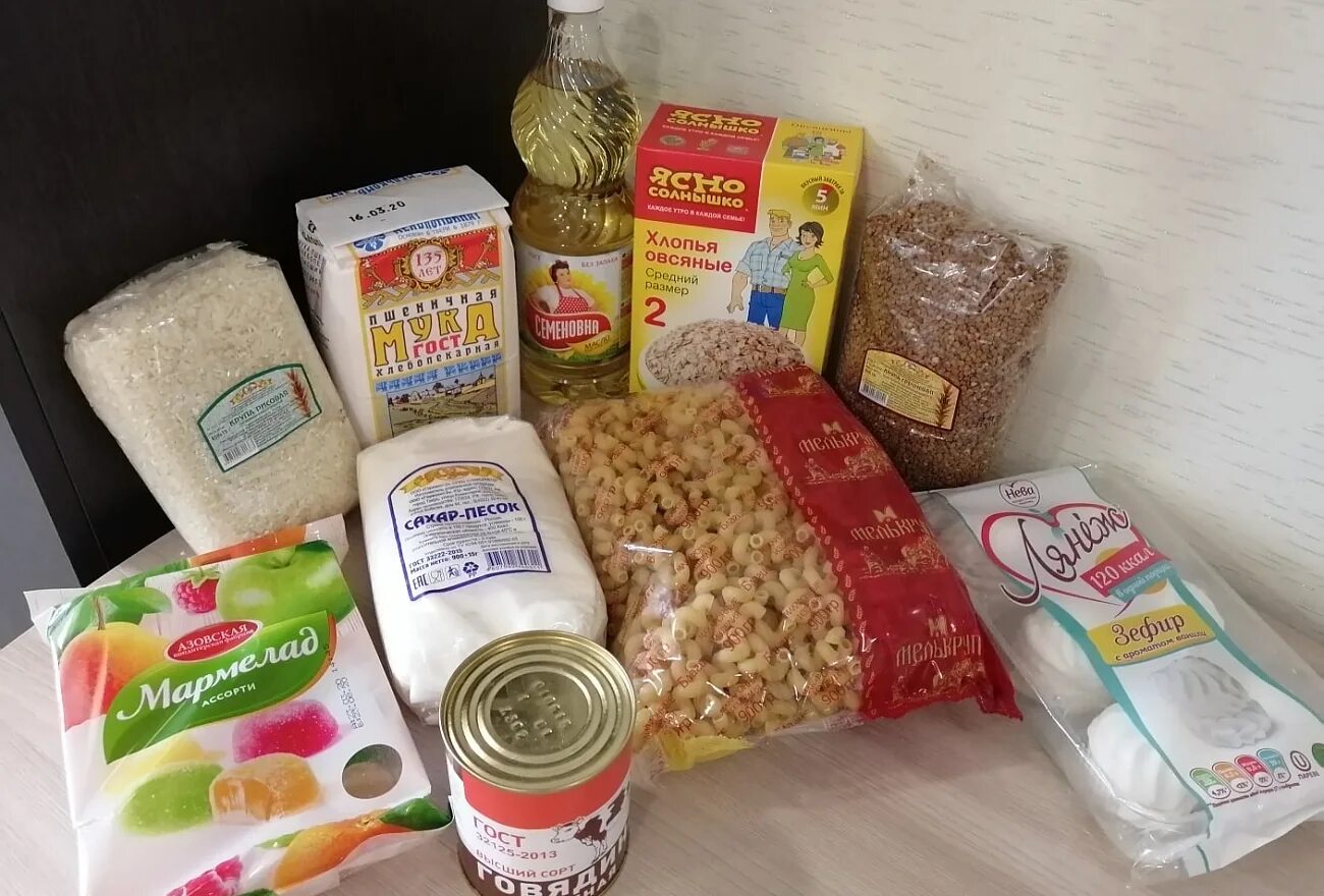 Набор продуктов для пенсионеров. Продуктовый набор для пенсионеров. Продуктовые наборы для пожилых. Пенсионеры с продуктами.