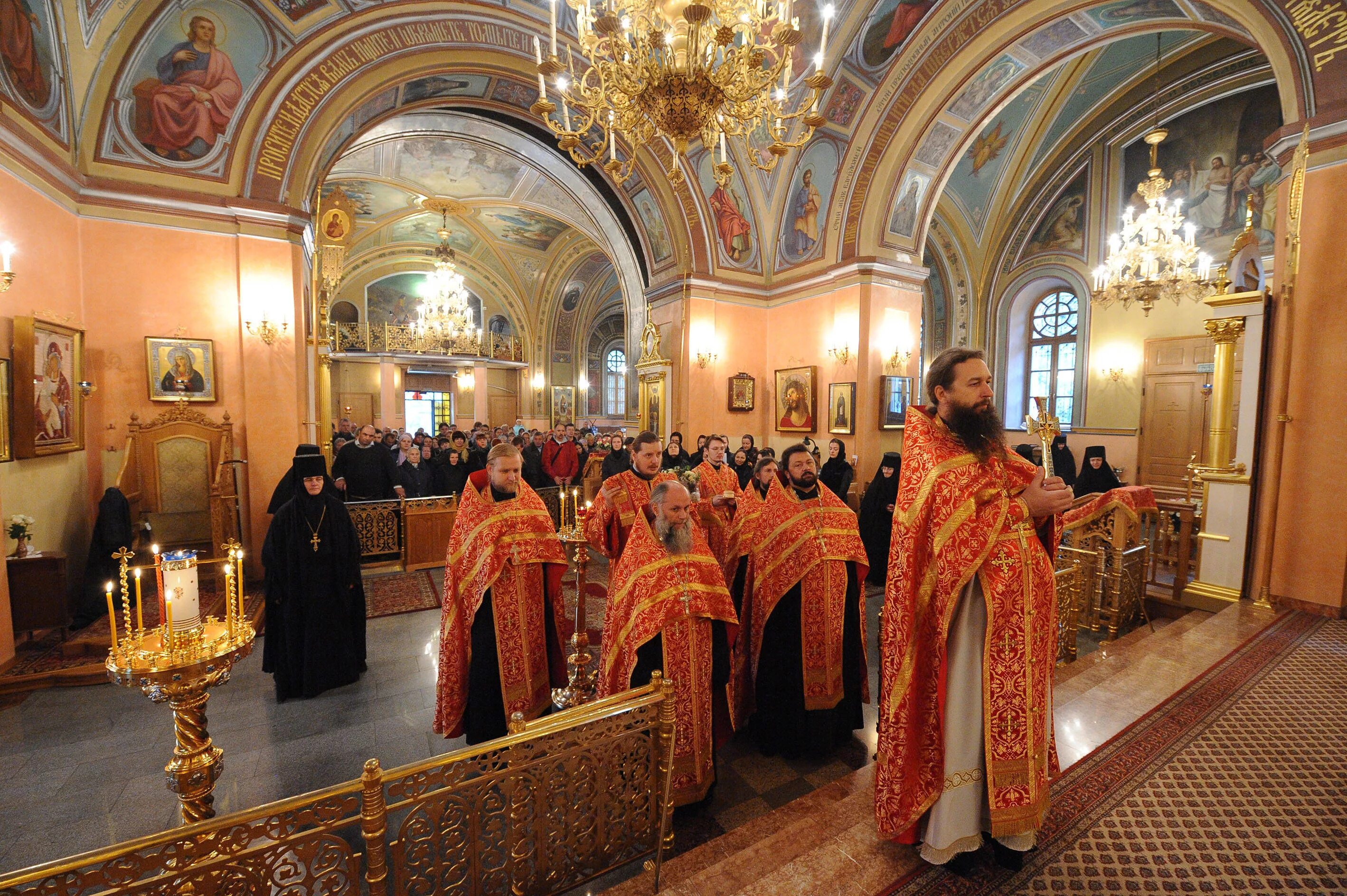 Храм на таганке график работы. Иконы в храме матроны московской на таганке. Матрона московская покровский монастырь. Храм на таганке график работы. Покровский женский монастырь святой матроны московской в москве.