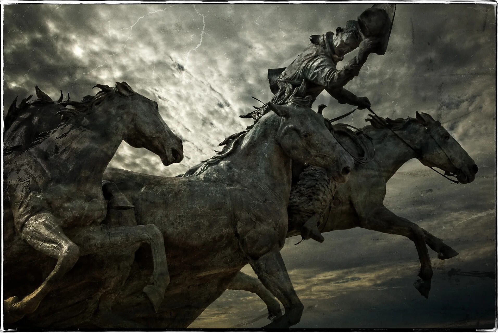 Гонит всадник. Всадник скульптура. Всадник с лошадью. Памятник всадник на коне Осетия. Бренд всадник на коне.