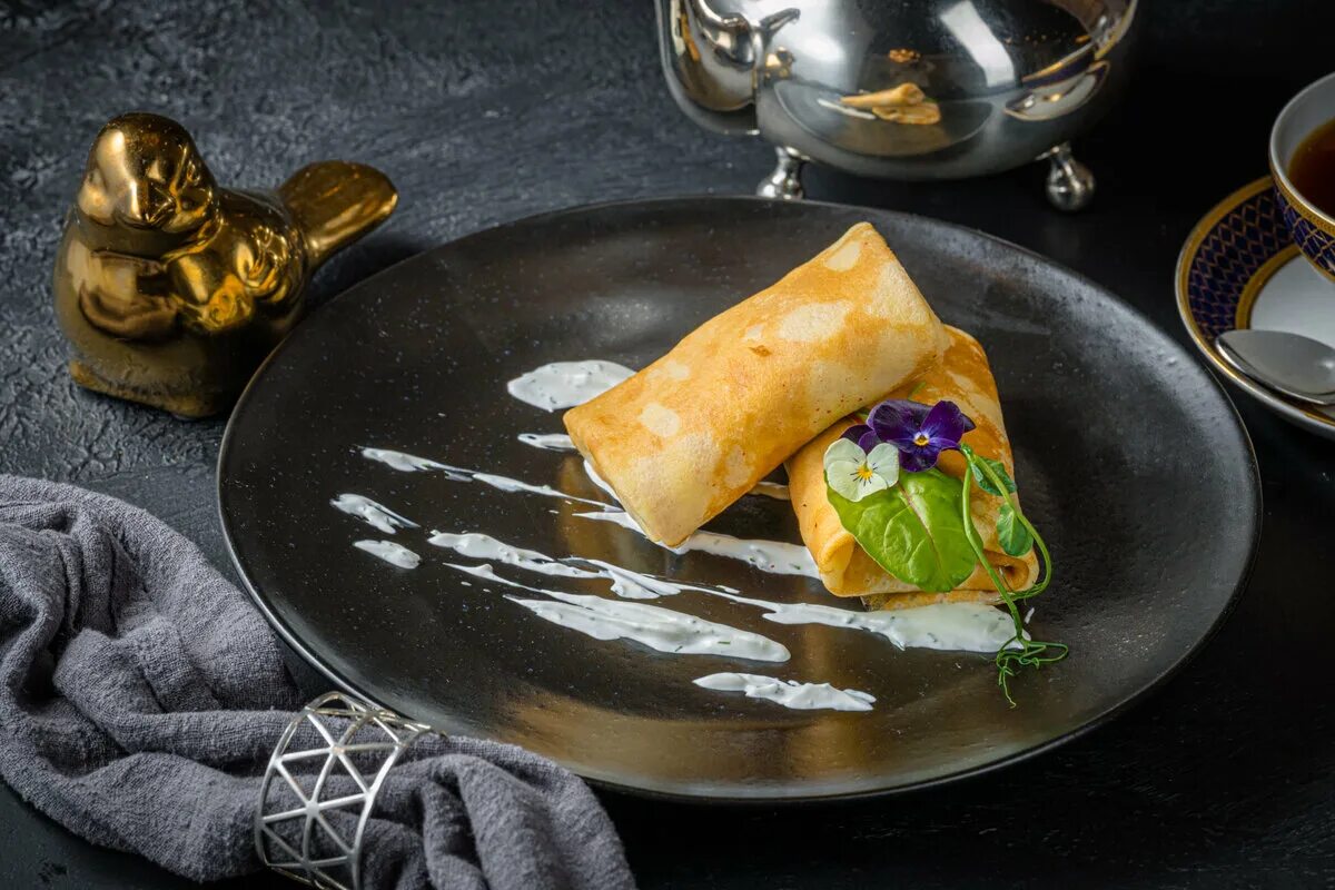 Ресторанная подача блинов. Масленица в ресторанах. Масленица в ресторане. Масленица в ресторанах. Блины на масленицу подача в ресторане.