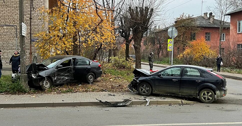 Расстояние от твери до петрозаводска. Петрозаводск машины. Автомобили петрозаводск. Тверь петрозаводск машина. Фото аварий автомобилей.
