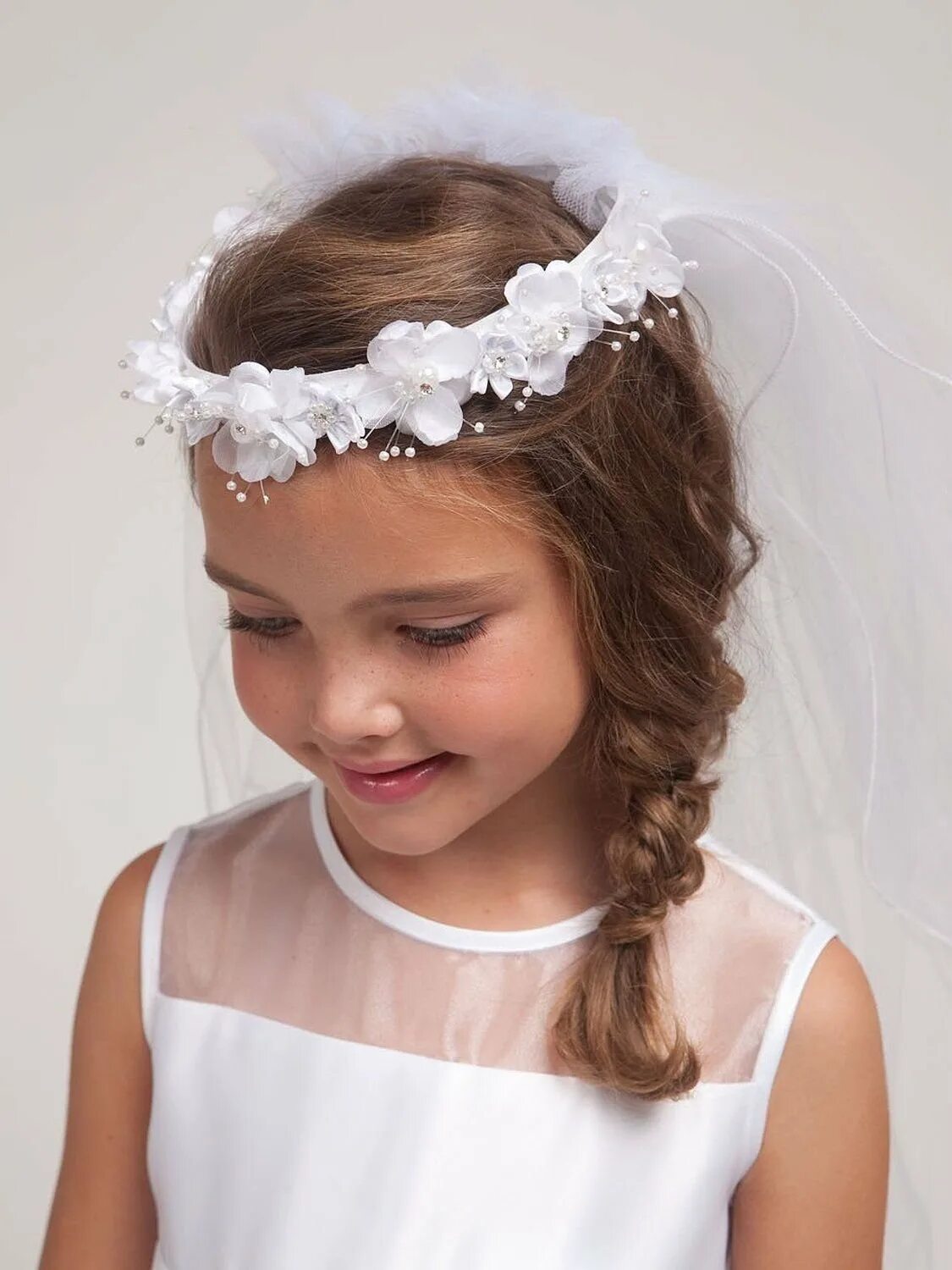 прически для девочек. прическа с короной для девочки. прическа с ободком для девочки. прическа под ободок для девочки. прическа девочке под ободок на новый год.