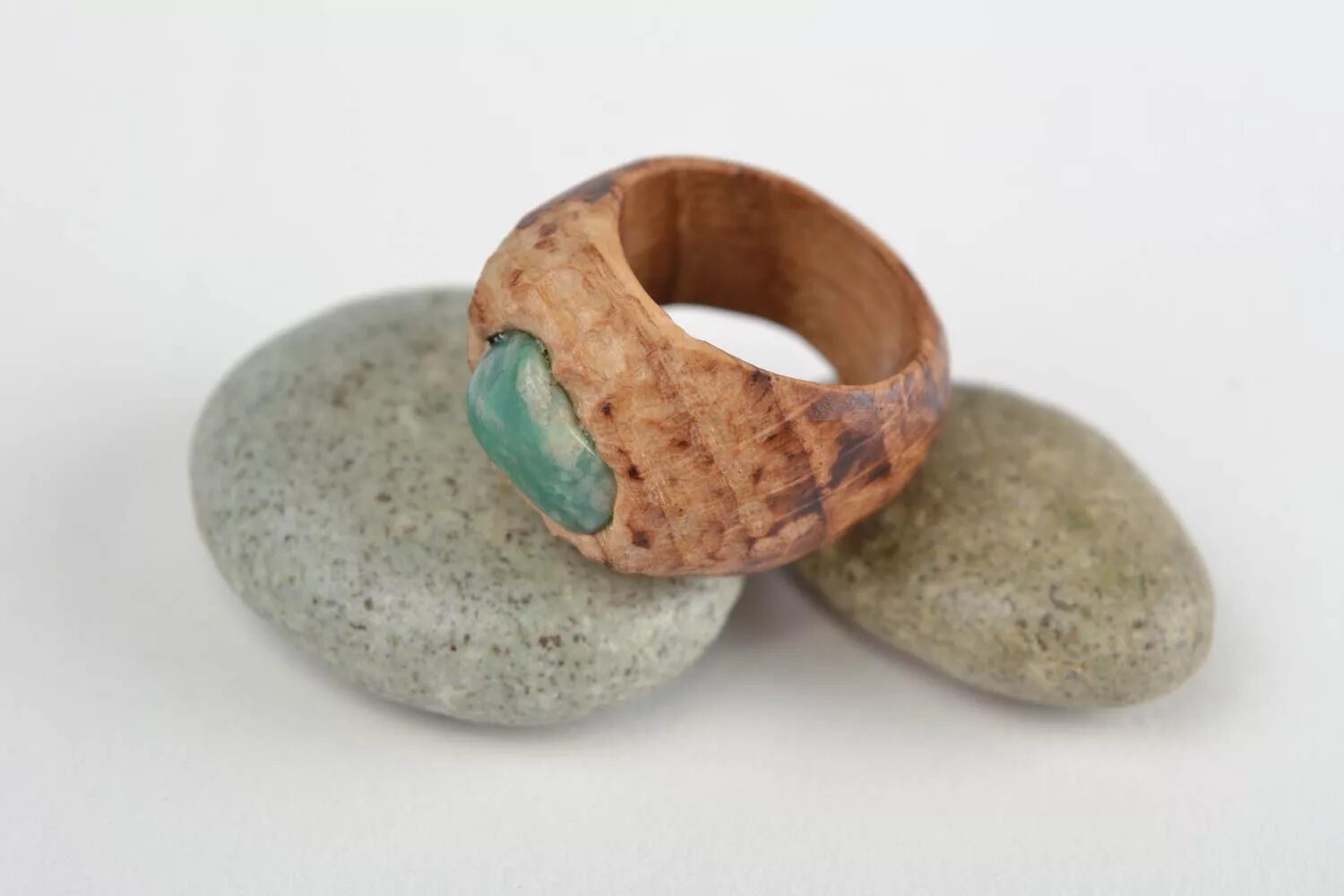 Кольца stone. Кольцо из камня. Перстень из натурального камня. Кольца из натуральных камней. Деревянное кольцо с камнем.