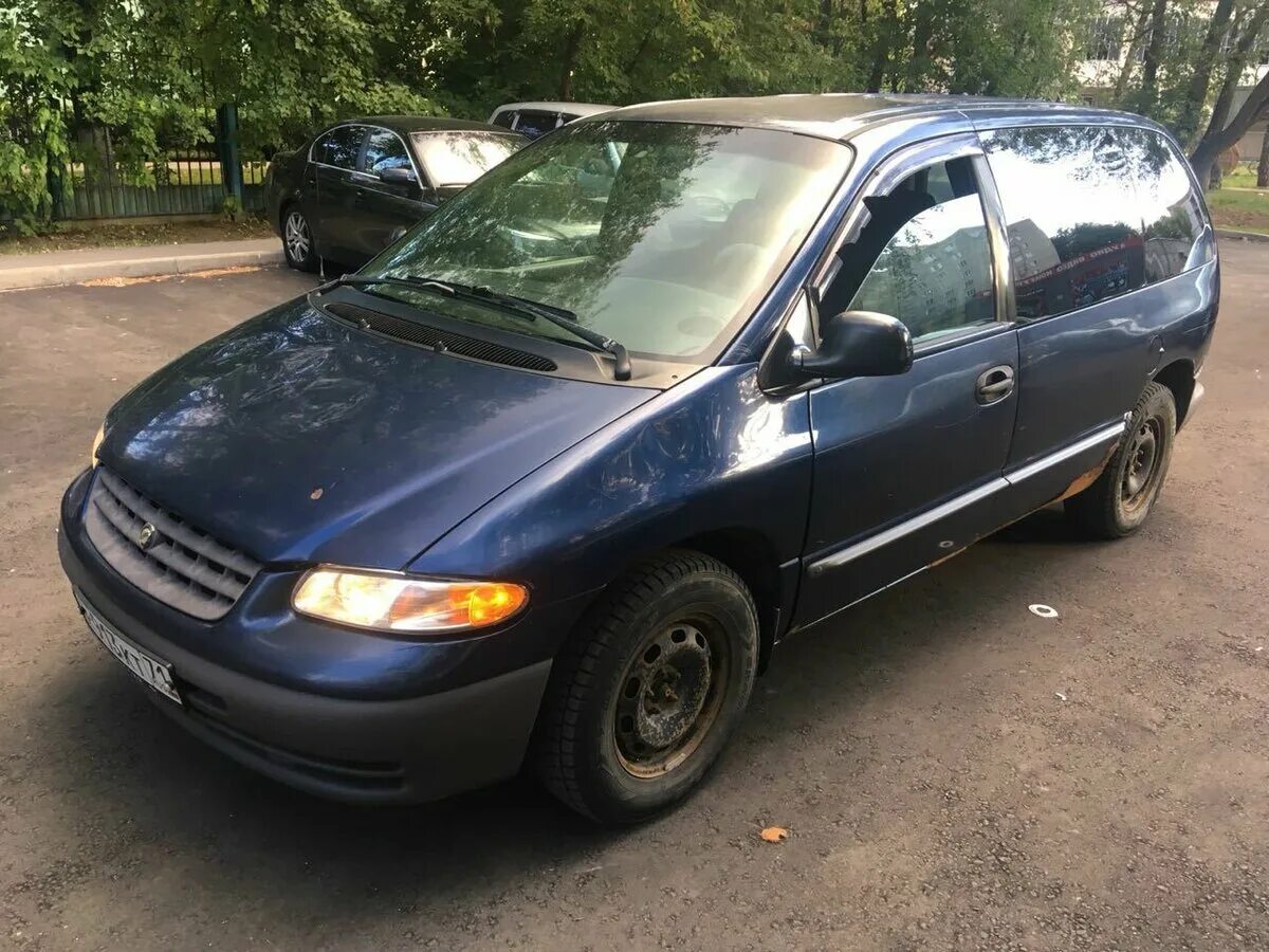 Крайслер 2000 года. Минивэн Chrysler Voyager 2000. Минивэн Крайслер Вояджер 2000 год. Крайслер Вояж минивэн 2000 год. Крайслер 2000-х.