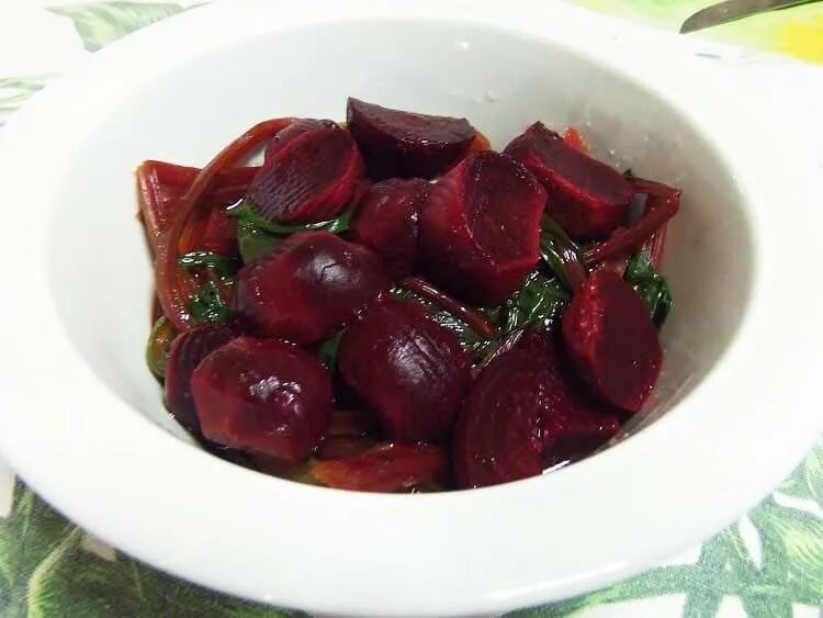 лосось маринованный в свекле. свекольный салат польза. крем манури маринованная свекла. свекла по гречески. салат со свеклой и грейпфрутом.