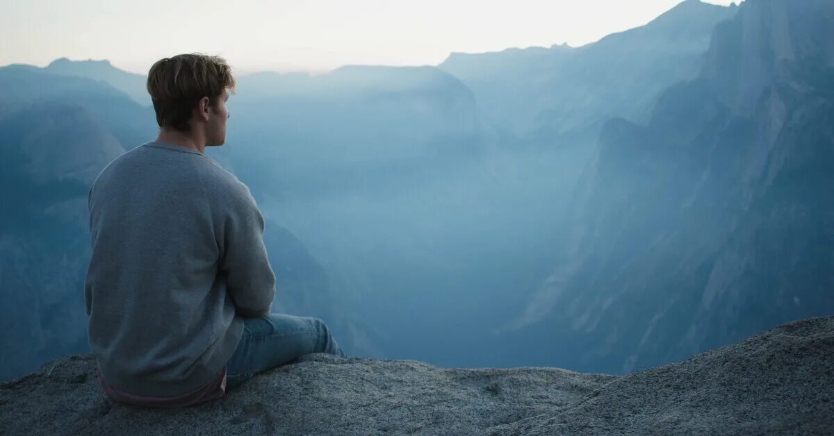 Человек на обрыве. Фотограф масленников авенир. Человек на обрыве скалы. Край одинокий. В горе остаёшься один.