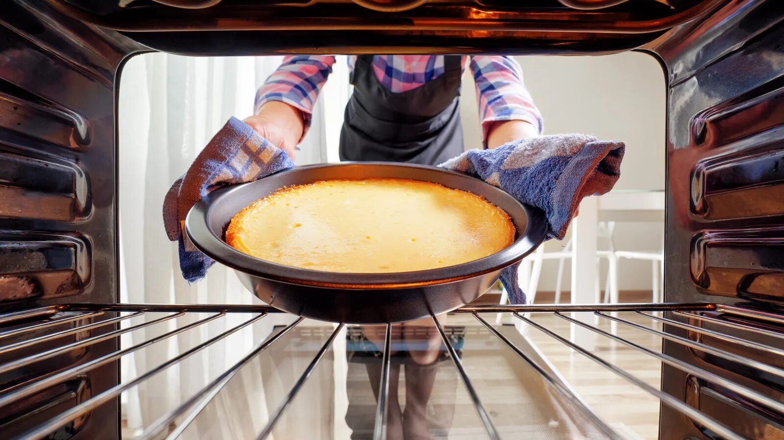 Cook bake. Выпекание еды. Горячий противень из духовки. Достает из духовки. Девушка выпекает.