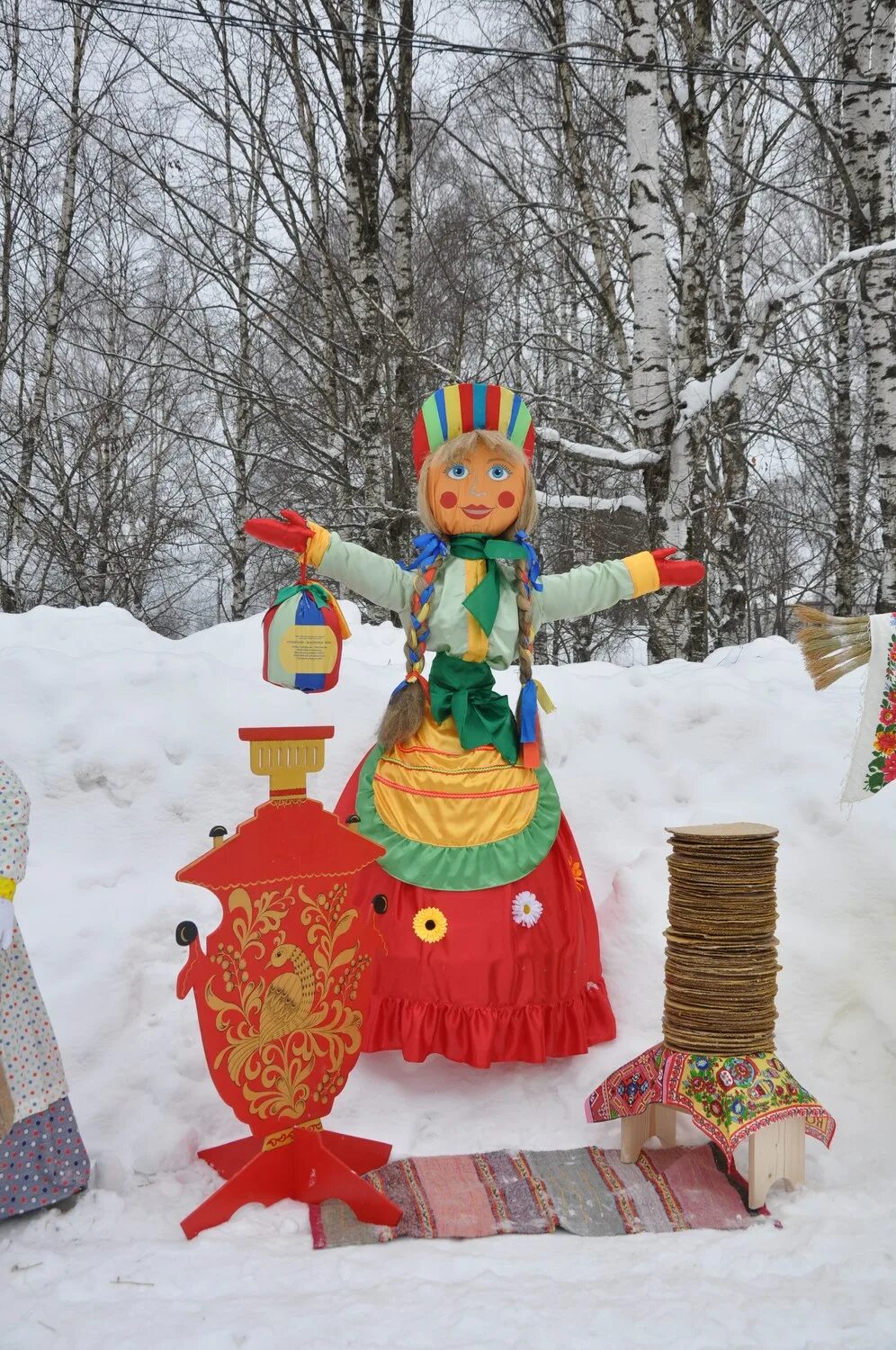 декорации на масленицу. украшение на масленицу в детском саду. поделка на масленицу в детский сад. масленичная кукла в детский сад. декорации на масленицу.