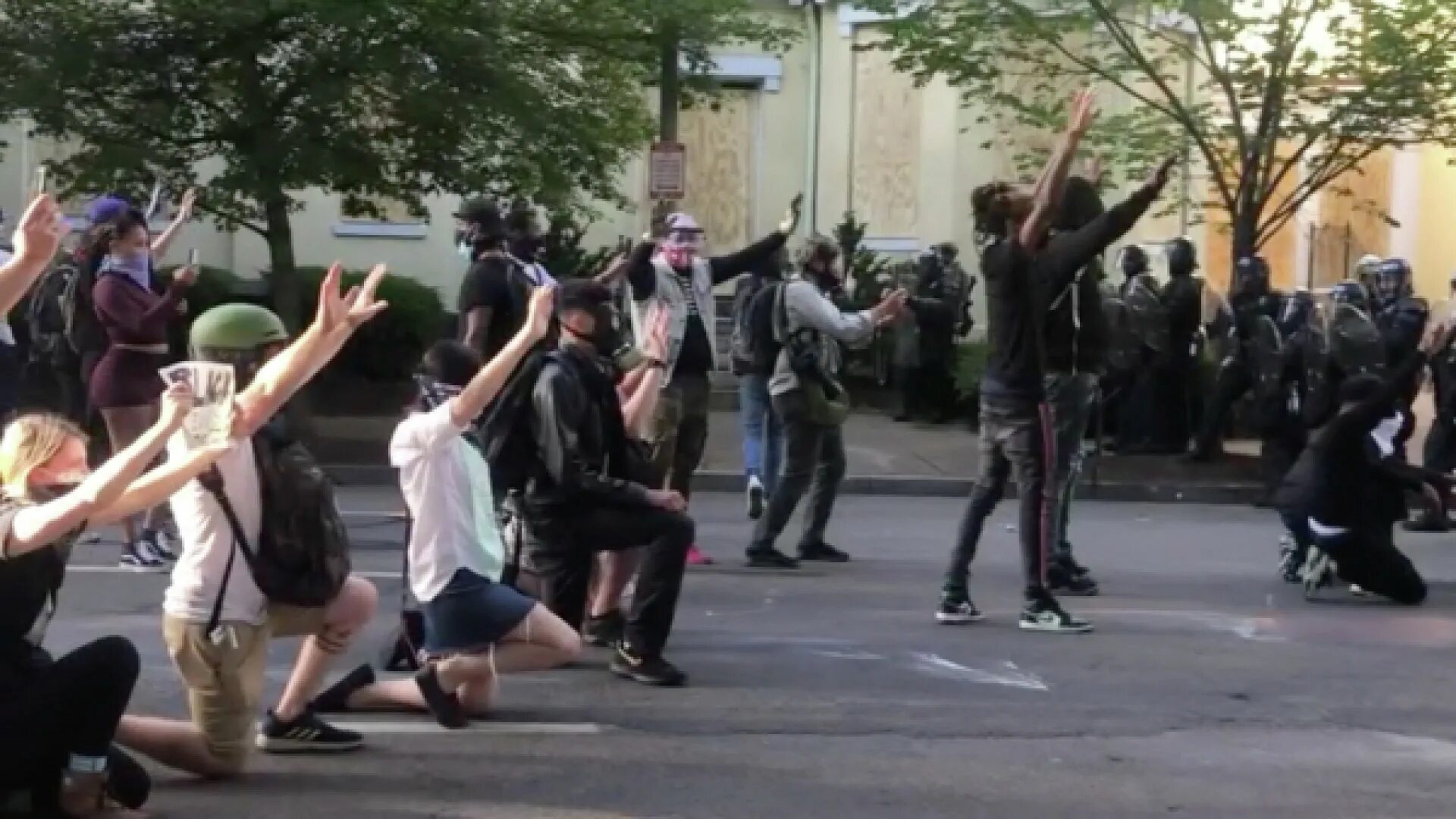 Сша 3 июня. Протесты в сша 2020 расизм. "я не могу дышать" протесты. Мародеры толпа погромы. Митингующие в америке.