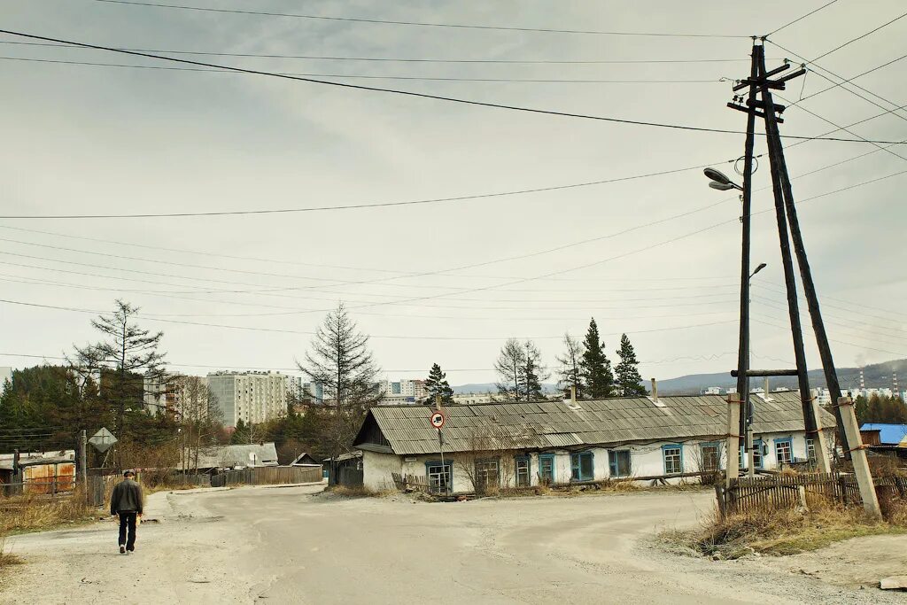 золотые бараки. двухэтажный барак. тында бараки бамазай. старые бараки хабаровск. окраины тында.