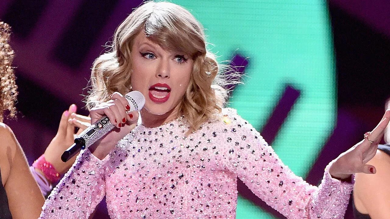 Свифт shake. Тейлор свифт шейк. taylor swift iheartradio 2014. тейлор свифт shake it off. shake it offtaylor swift.