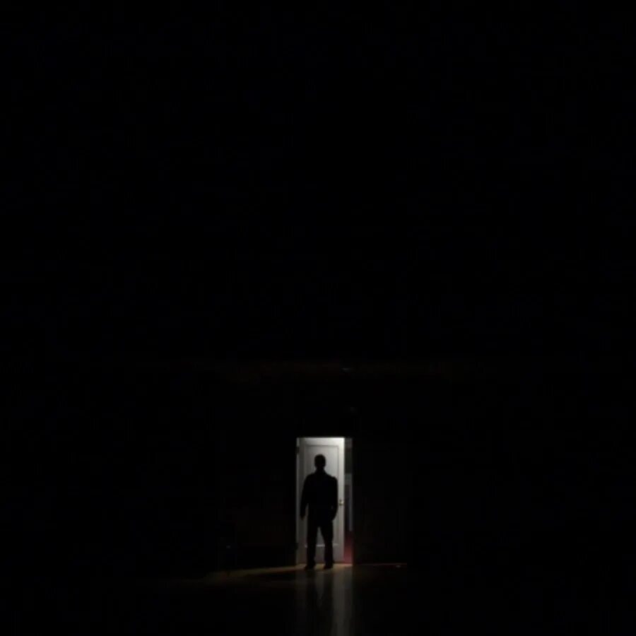 Песня найди мою руку в темноте. Человек в темноте. темнота. силуэт в темноте. один человек в темноте.