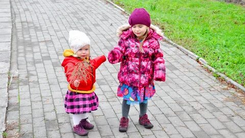 Бедно одетый ребенок