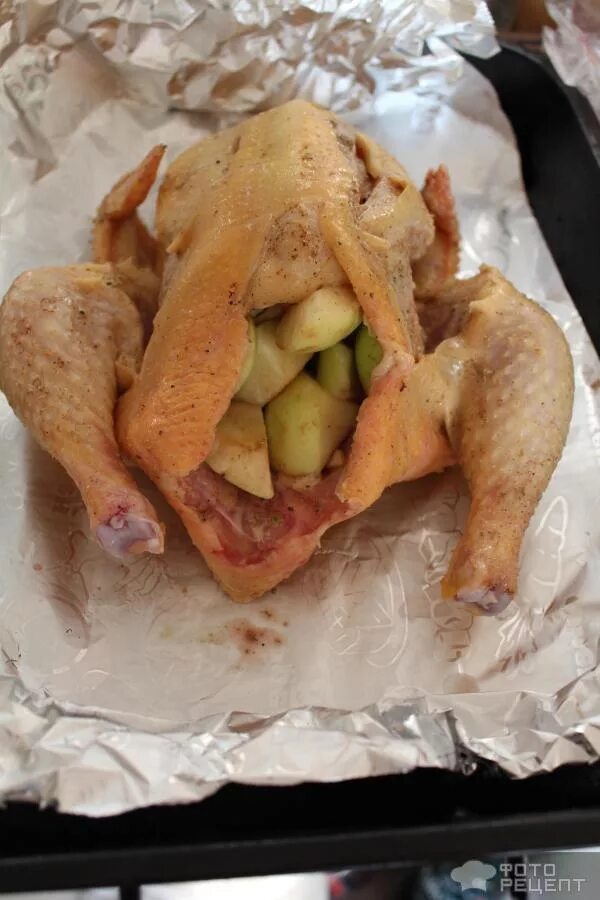 Курица в духовке. Курица с яблоками в духовке. Курица с яблоками в духовке целиком. Курица в духовке целиком в рукаве.