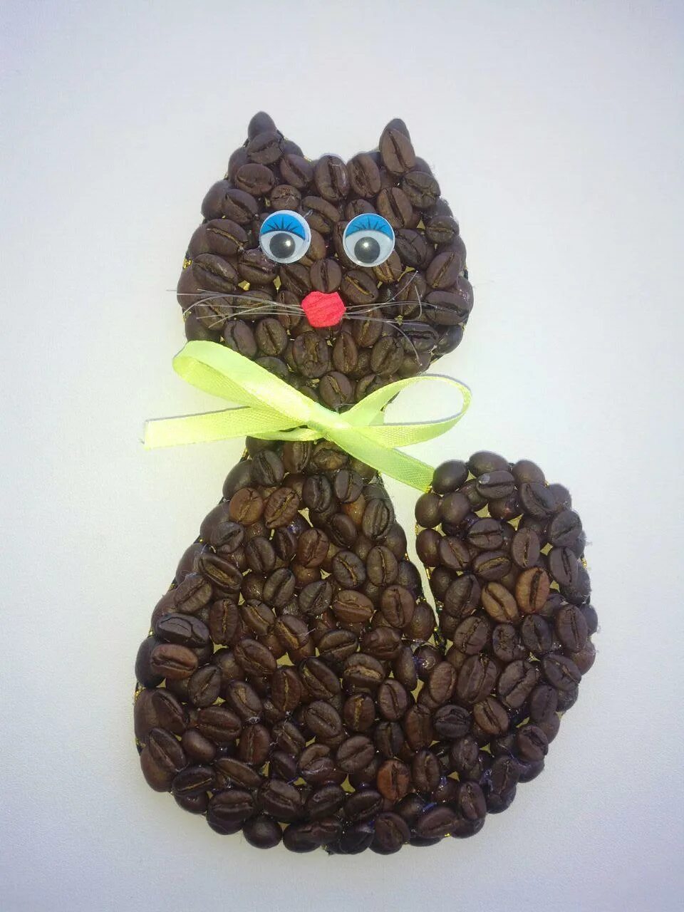 картины из кофейных зерен. украшение из кофейных зерен. дерево из кофейных зерен. поделки с кофейными зернами. аппликация из кофейных зерен.