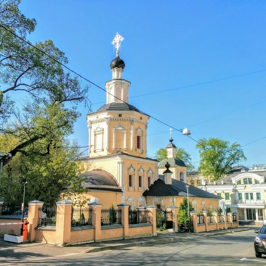 Храм троицы в хохлах в москве. Храм Святой Живоначальной Троицы в хохлах. Троицкая Церковь Хохловский переулок. Храм Святой Живоначальной Троицы в Хохловском переулке. Храм Святой Троицы в хохлах в Москве.