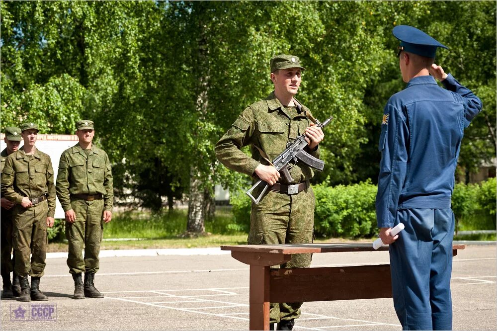 Гибель на плацу. Построение в армии. Военный в строю. Армейское построение. Солдаты на плацу.