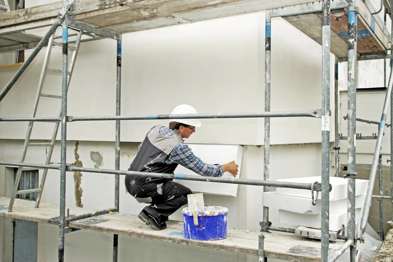 Внешних строительных работ. Внешних строительных работ. Прораб на стройке. Стройка и строители. Строительные и отделочные работы.