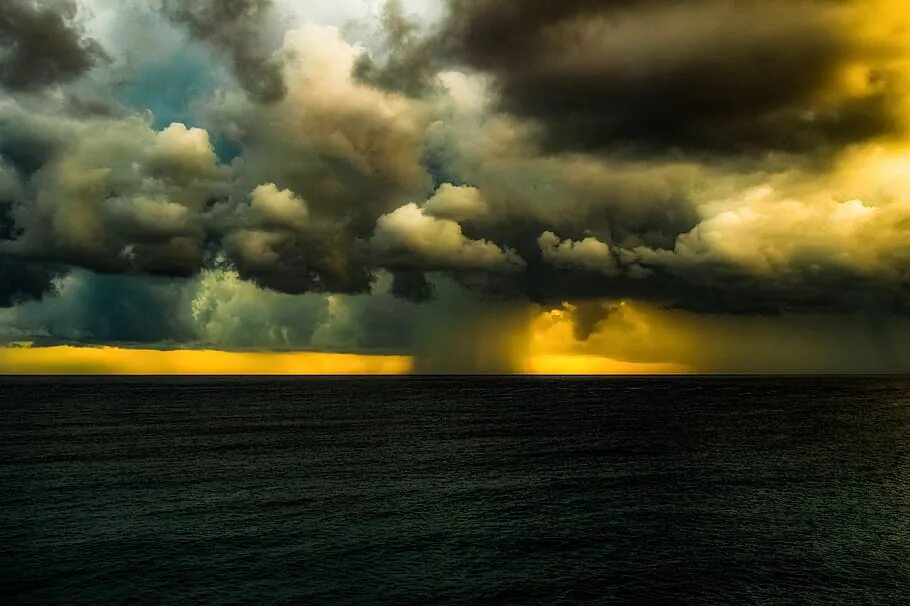 После бури слушать. Грозовые тучи над морем. Грозовое небо. Море шторм. Пасмурное море.
