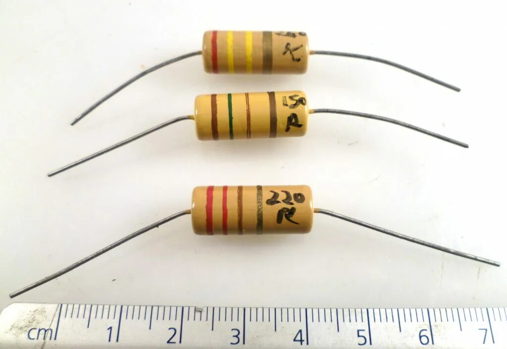 найдите напряжение на резисторе. резистора 0,5 ом и 50вт. резисторы сопротивлениями 30 и 60 ом. участок электрической цепи содержит три проводника сопротивлением 10. найдите сопротивление схемы изображенной на рисунке 84 если r1 r2 3.