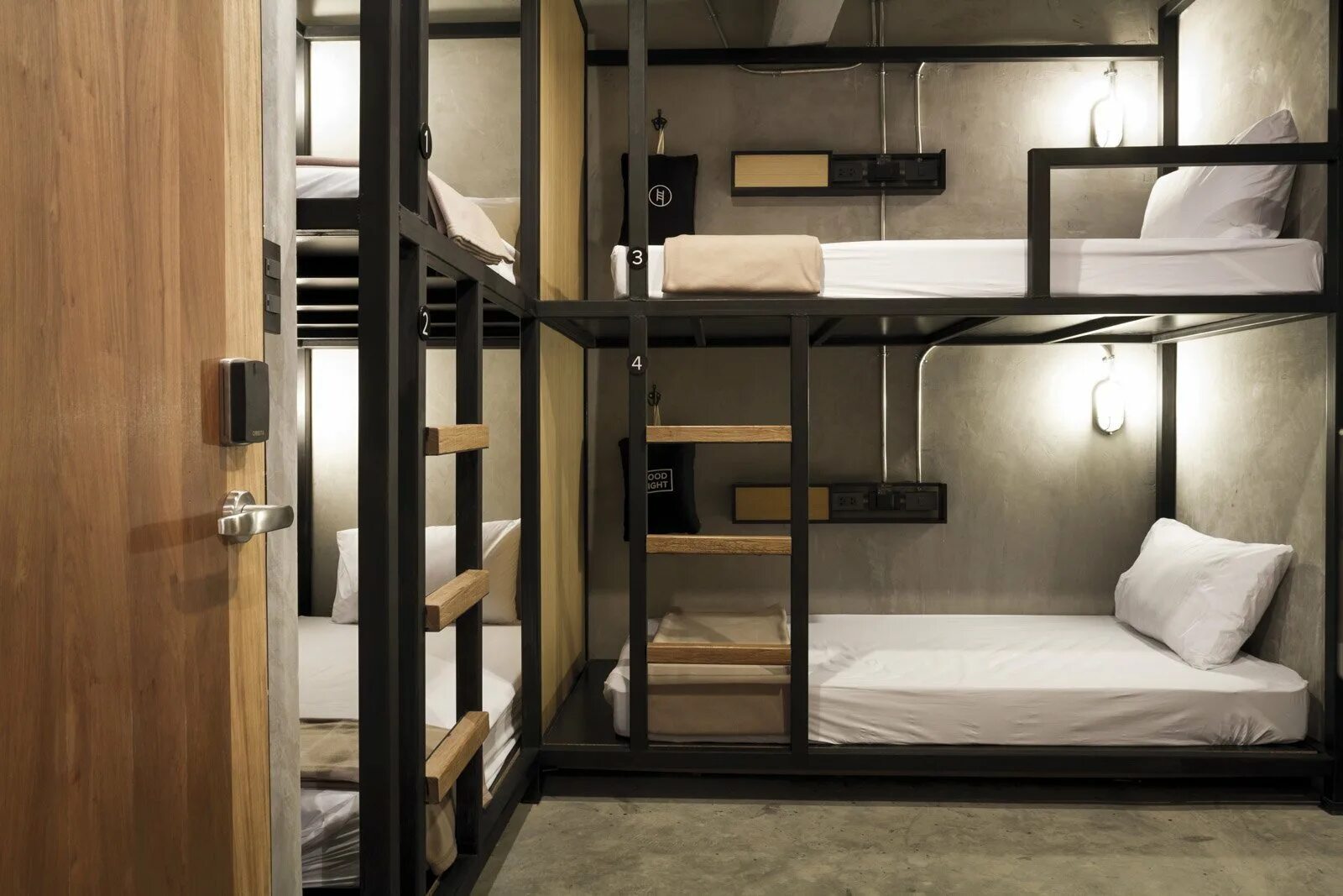Кровать двухъярусная хостел. Двухъярусная кровать для хостела. Комната с двухъярусной кроватью хостел. Двухэтажные кровати в хостеле.