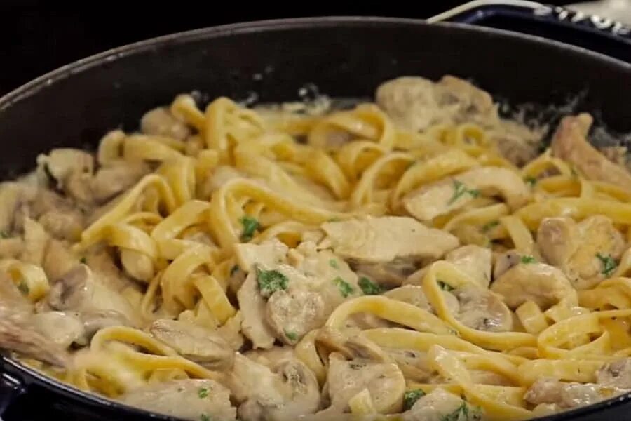 Спагетти в сливочном соусе на сковороде. Паста курица с грибами в сливочном соусе в сковороде. курица в сливочном соусе на сковороде с макаронами. макароны с курицей и грибами в сливочном соусе на сковороде. спагетти в сливочном соусе с курицей и грибами на сковороде.