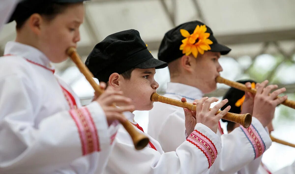 Владимирский рожок. Владимирский рожок Пастуший. Владимирский музыкальный рожок. Ансамбли играющие на русских народных инструментах. Игра на дудке