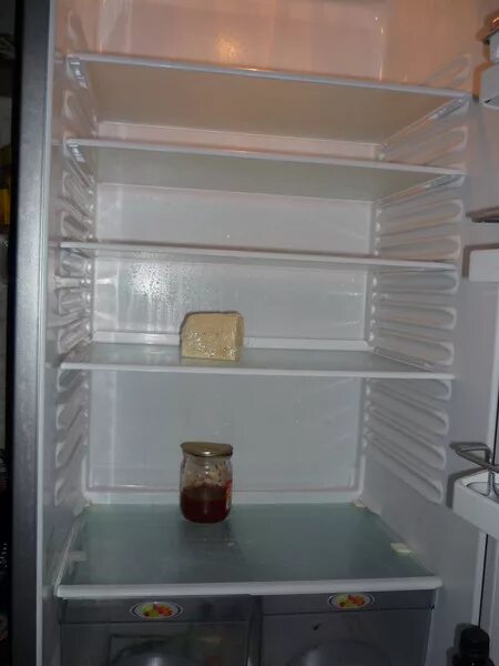 Пустой холодильник. Полупустой холодильник. Почти пустой холодильник. Большой пустой холодильник.