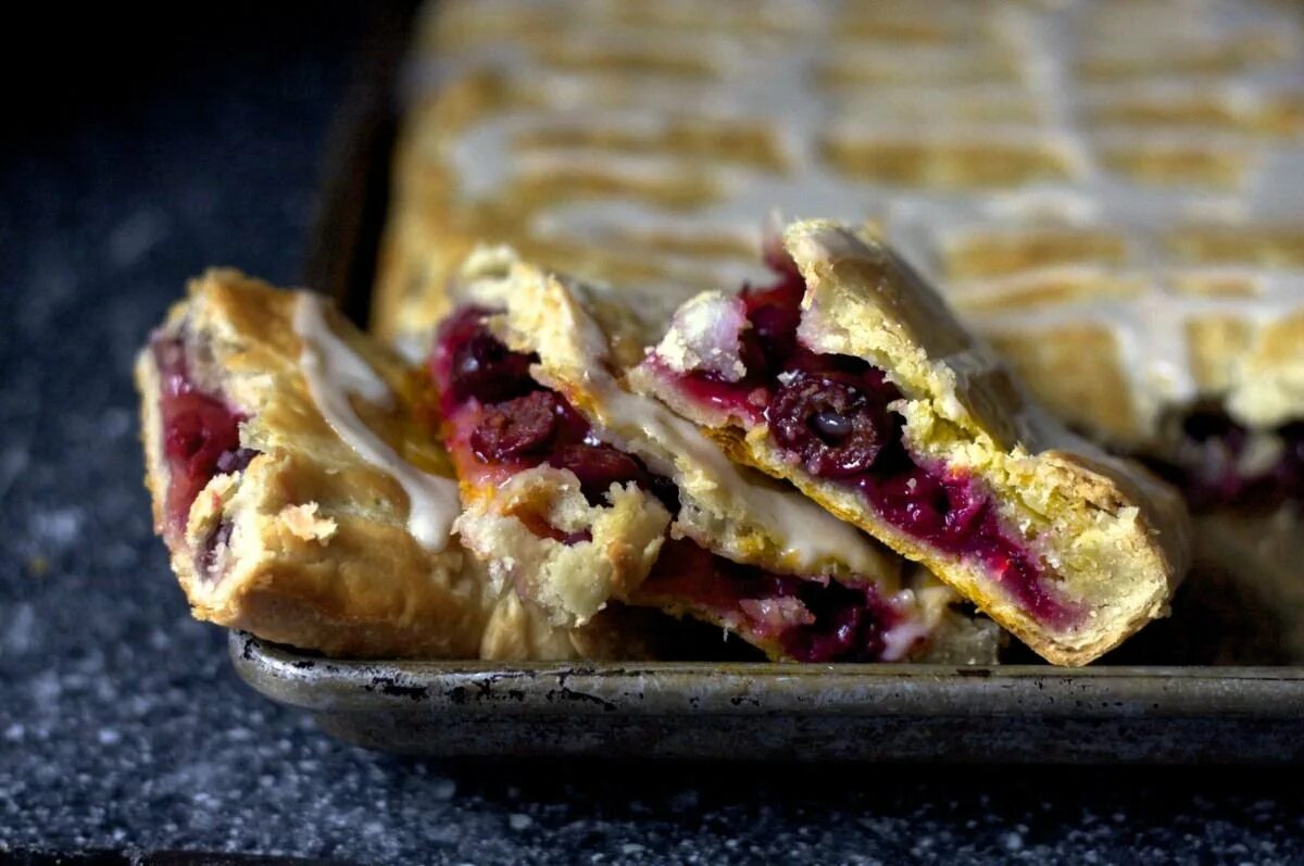 Слойку с вишней. Пирожки с вишней из слоеного теста. Слойки с вареньем. Слойки с вареньем. Вишня со слоеным тестом.