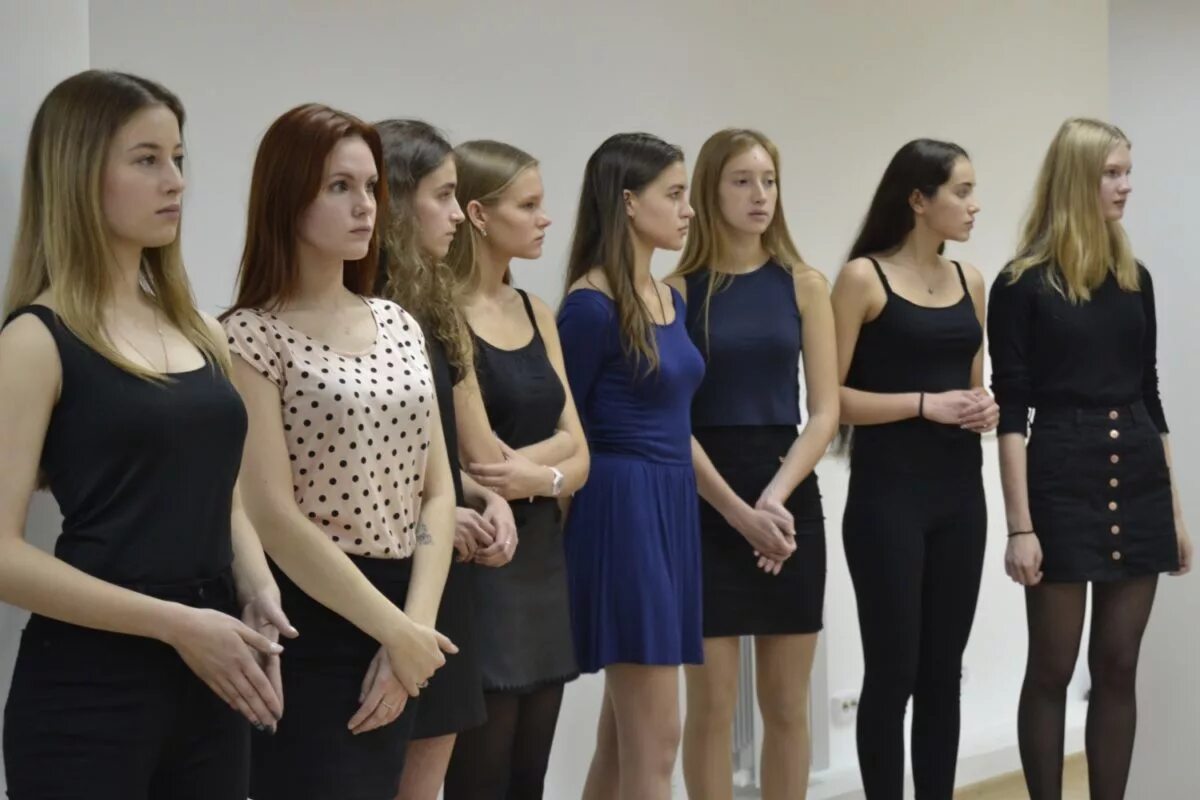 Занимается модельным агентством