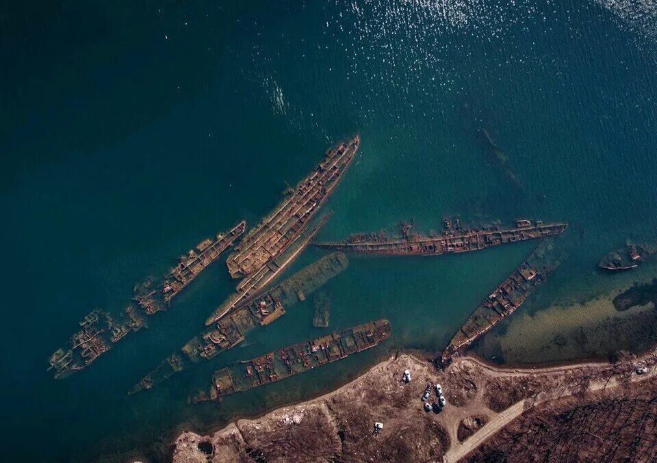 Бухта труда. Бухта труда. Бухта труда кладбище кораблей. Бухта труда владивосток остров русский. Кладбище кораблей владивосток.