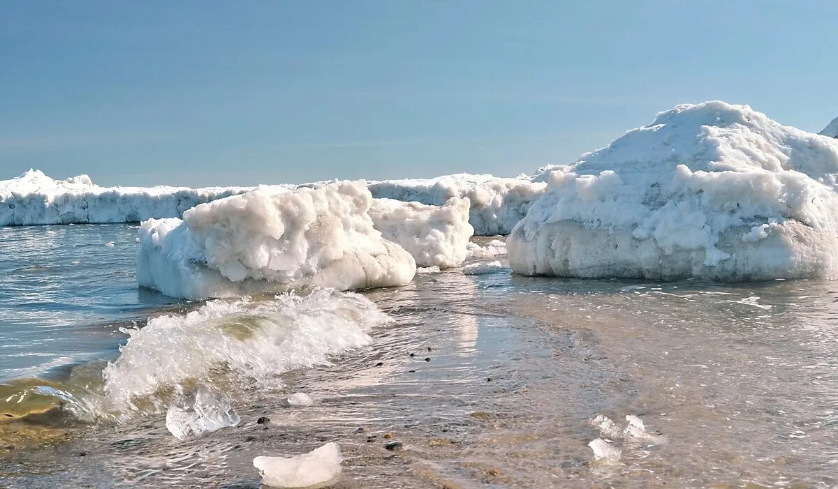 Освободиться ото льда. Море после зимы. Зима на море фото. Оторваться ото льда. Ото льда или от льда.