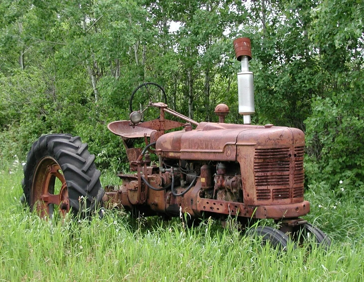 Купить старый трактор. Трактор farmall старый. Старый трактор т-40. Металлолом т 25 трактор. Harvester 1985 трактор.