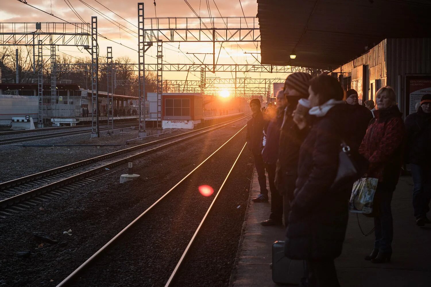 Время остановки поездов на станциях. Остановка поезда на станции. Электричка МЖД. Платформа поезда. Вокзал остановка поездов.