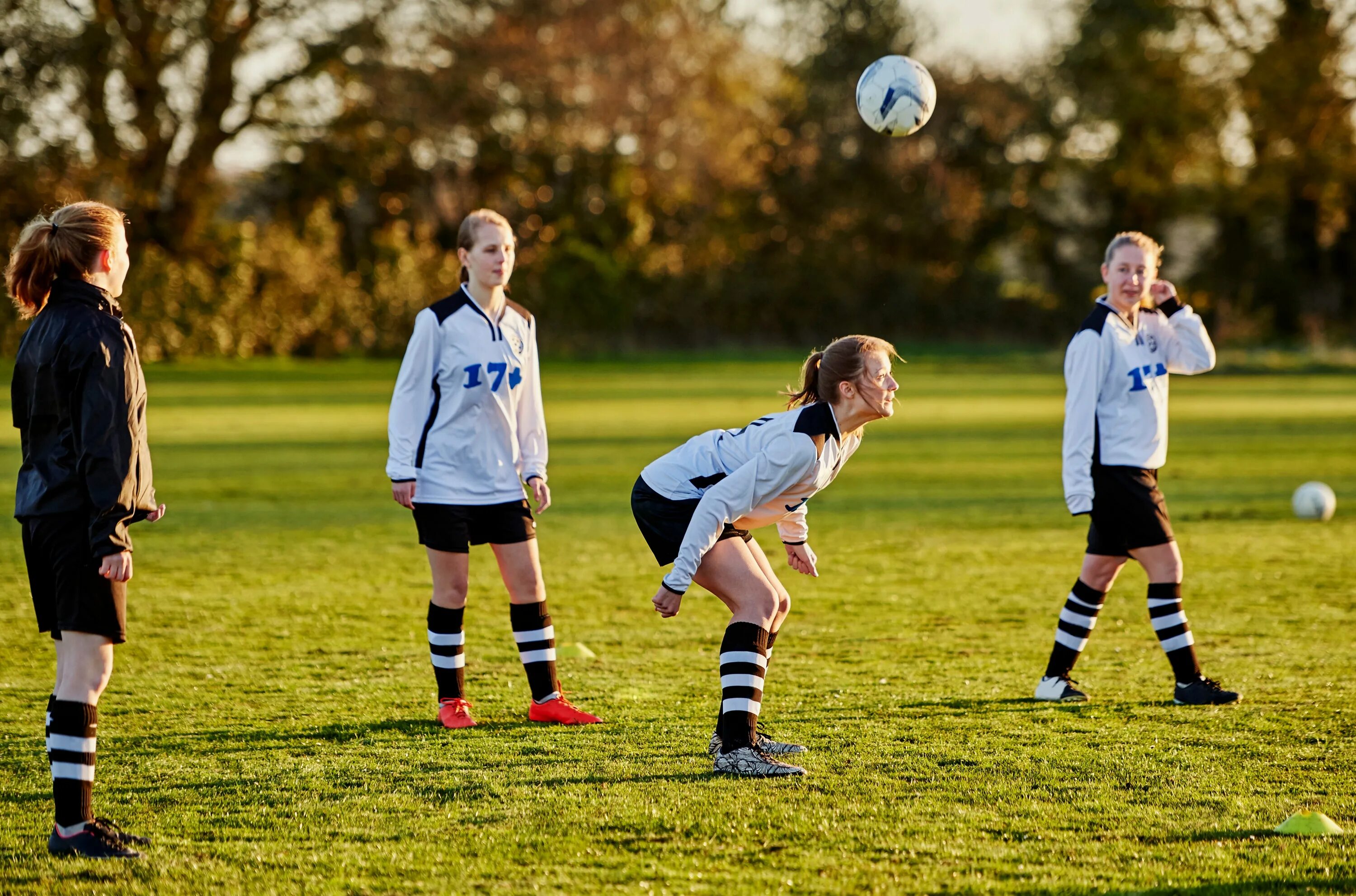 She play football every day. Play soccer. playing soccer. гном играющий в футбол. картинка play soccer.