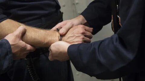 Досмотр задержанных