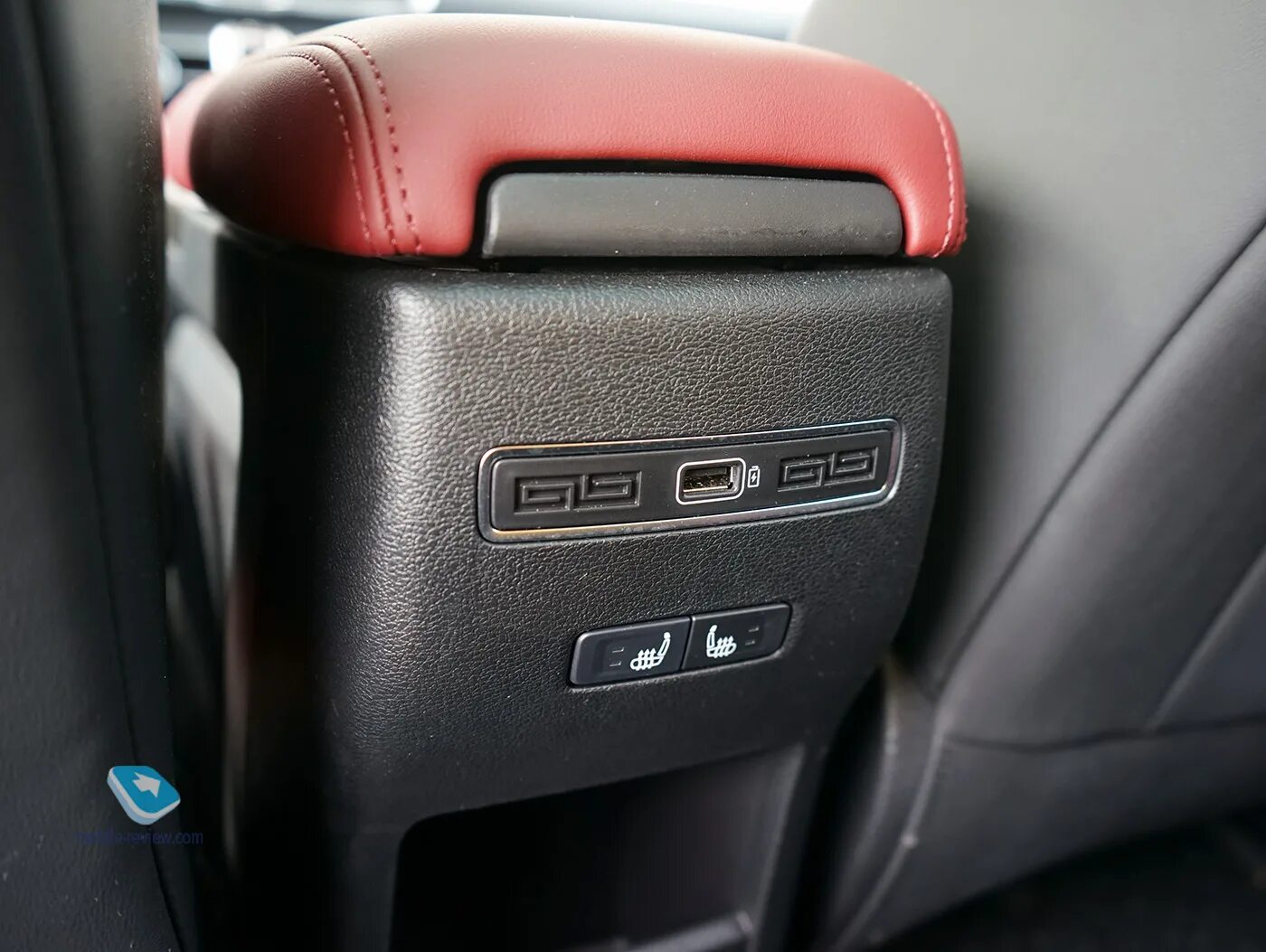 Держатель для телефона geely coolray. Аксессуары кулрей. Брелок джили кулрей. Geely coolray ключ. Аксессуары кулрей.