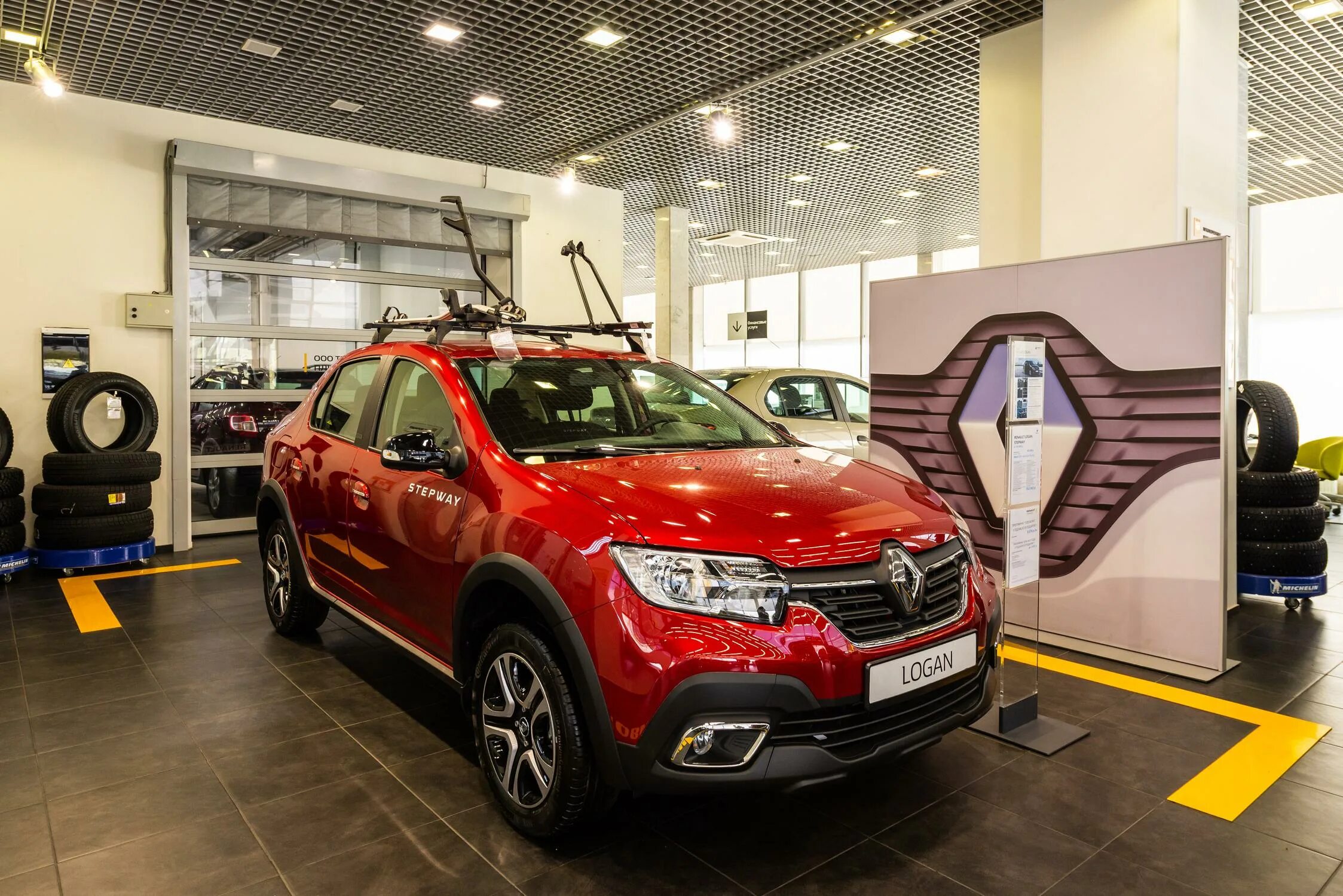 Renault минск. Петровский СПБ Рено. Петровский Руставели 31. Рено Логан в автосалоне. Рено в Петровском.