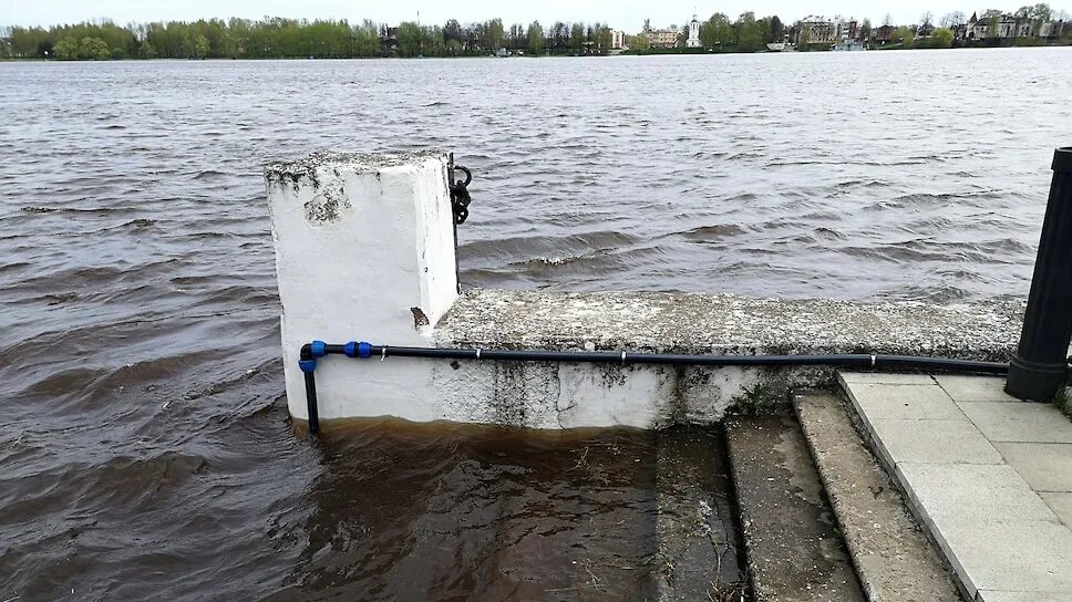 Подъем воды в серпухове. Подъем воды. Прорыва Горьковского водохранилища подтопление. Рыбинская ГЭС авария. Поднятие воды в середине.