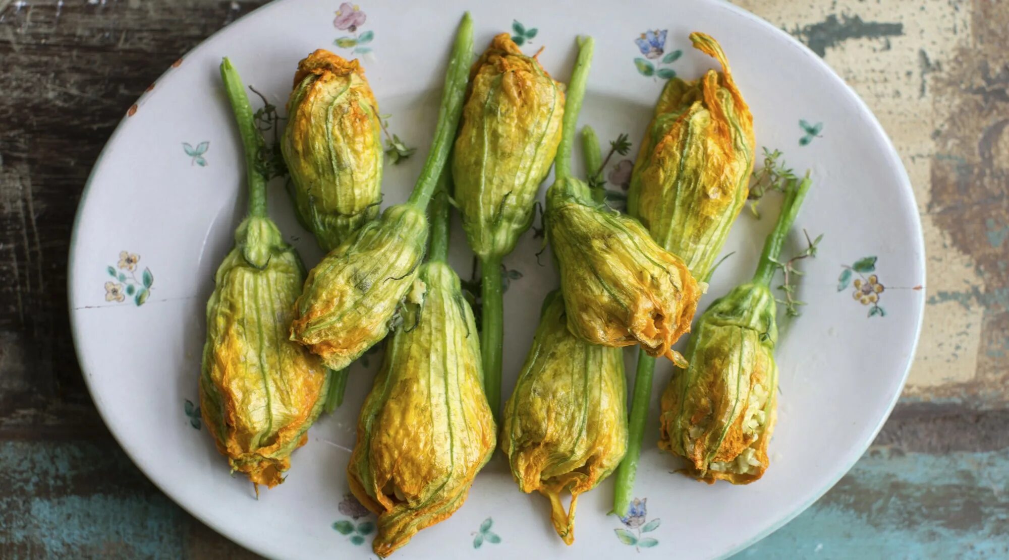 Цветок цукини. Фаршированные цветки цукини. Хоста Zucchini Fries. Жареные цветки цуккини.