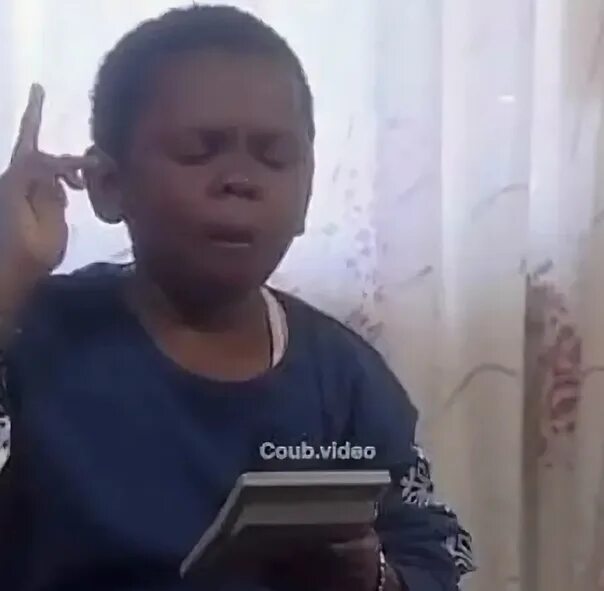 Темнокожий мальчик мем. Маленький негр бухгалтер. Чернокожий мальчик удивленный. Черный мальчик из мема. Негр милиционер мем дядя.