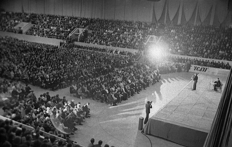 Высоцкий самара концерт. Концерт Высоцкого в Куйбышеве в 1967 г. В.Высоцкий.Куйбышев дворец спорта 1967 г. Куйбышев дворец спорта 1967 г. Дворец спорта Высоцкого Самара.